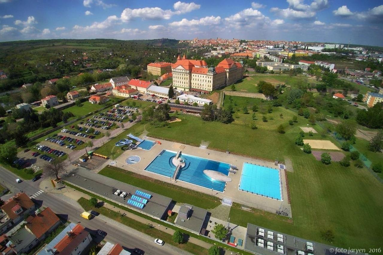 Vas Sklep - Vinny Sklep A Penzion Зноймо Экстерьер фото